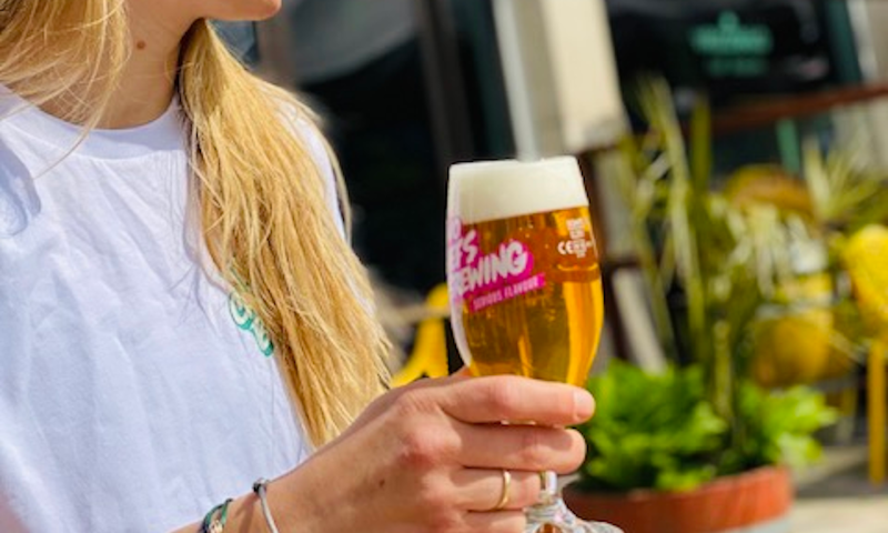 Meisje met Two Chefs bier